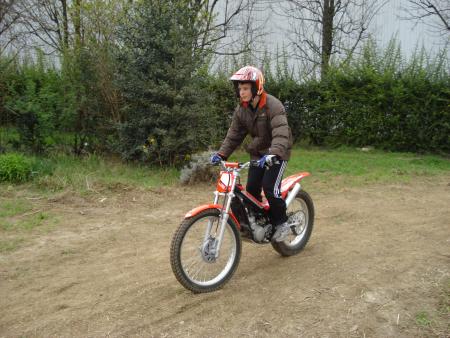 Romain fait de la moto