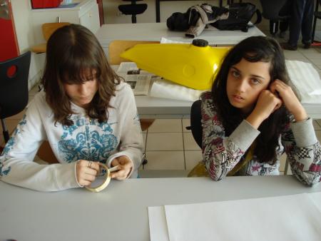 Anouk et Justine pr�paration de la d�coration du r�servoire