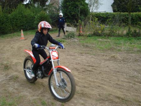 Justine fait de la moto