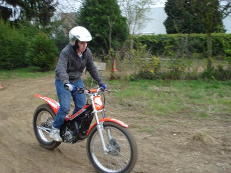 Yacine fait de la moto