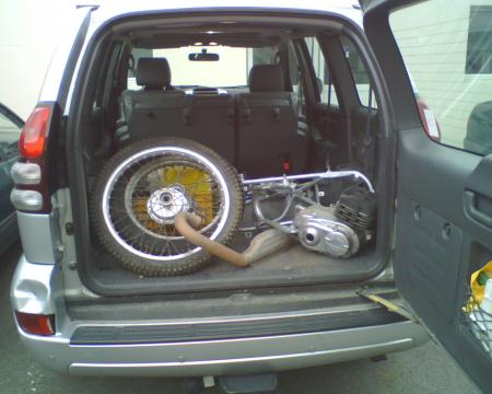 L'arriv�e de notre moto en pi�ces d�tach�es