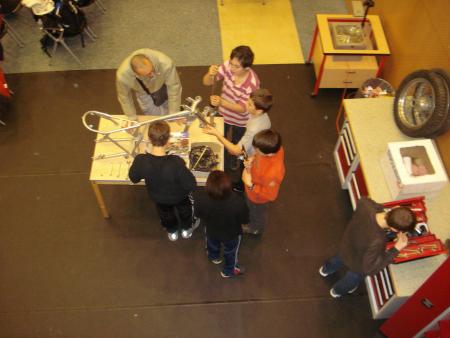 Les gar�ons montent la fourche